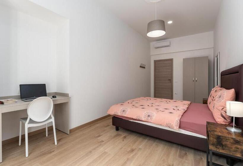 バルコニー付きスタンダードルーム, Hostel Antique