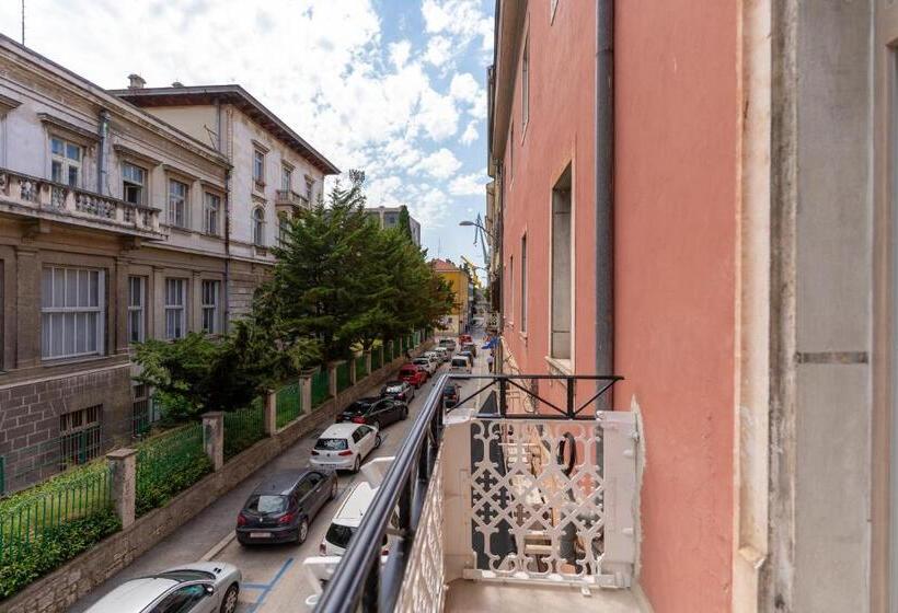 Номер Стандарт с Балконом, Hostel Antique
