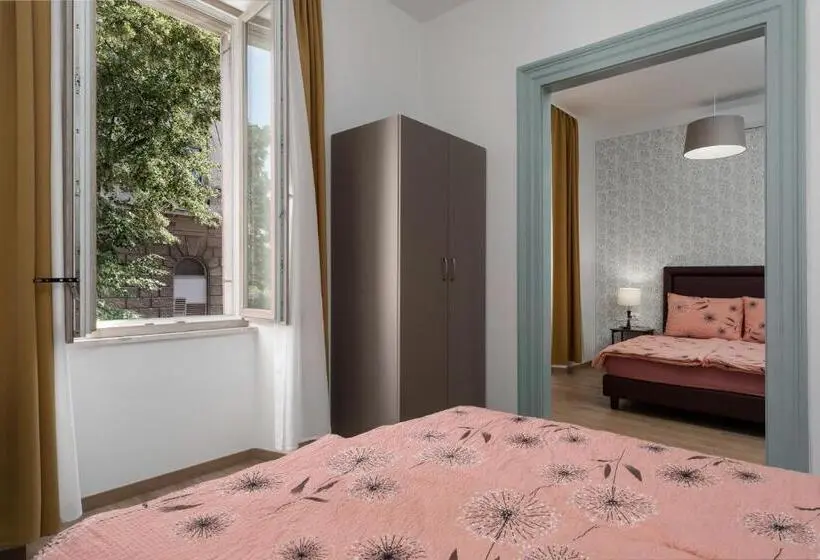 اتاق خانوادگی با سرویس بهداشتی مشترک, Hostel Antique