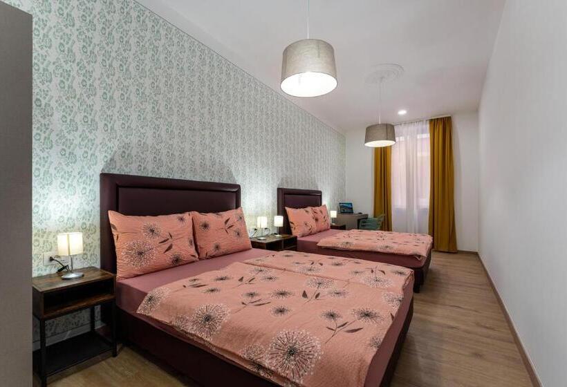 Семейный Номер Совместный Санузел, Hostel Antique
