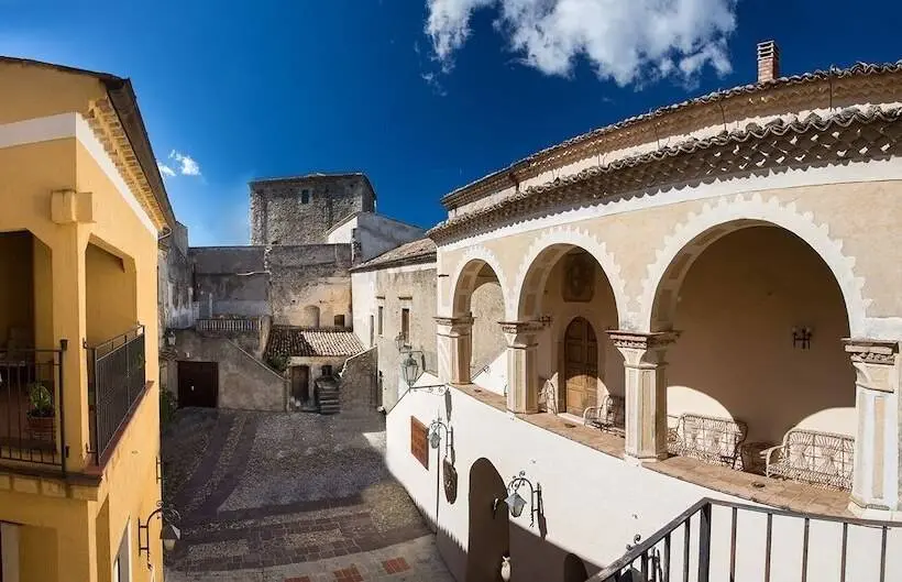エコノミー４人部屋, Castello Di Altomonte