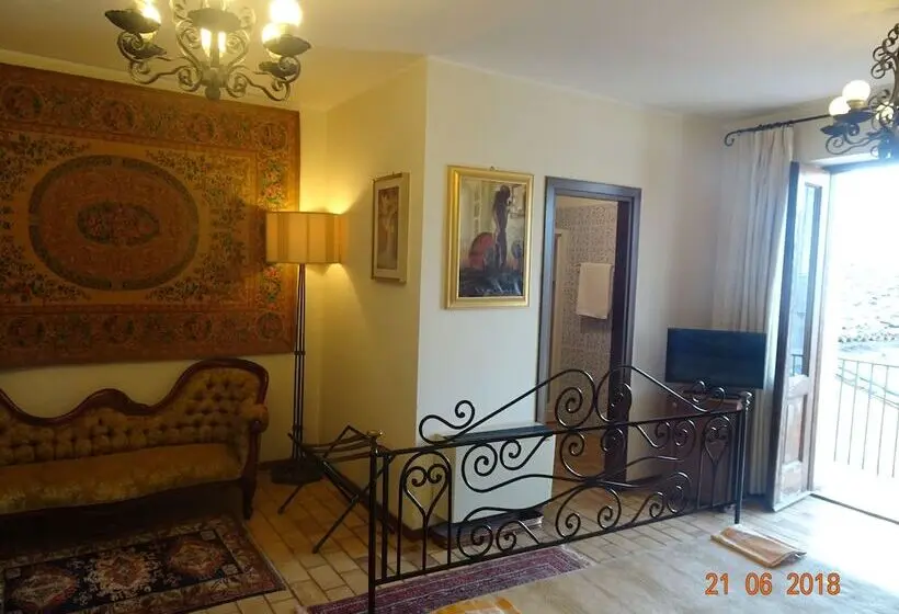 エコノミー４人部屋, Castello Di Altomonte