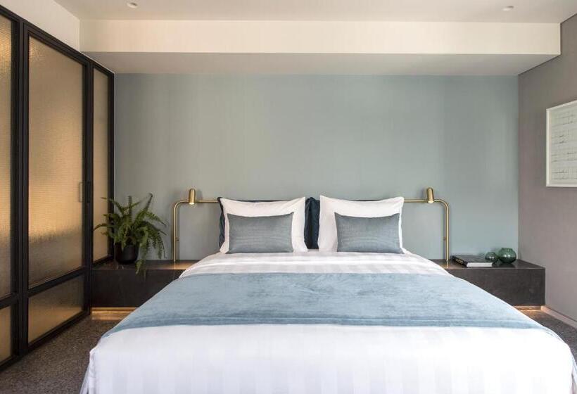 جناح جونيور, Perianth