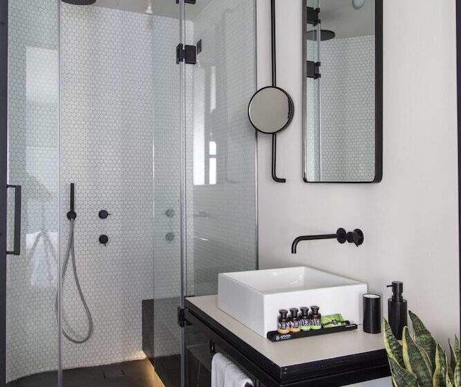 جناح جونيور, Perianth