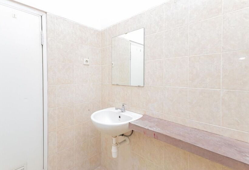 Номер Стандарт, Reddoorz Near Gubeng Station