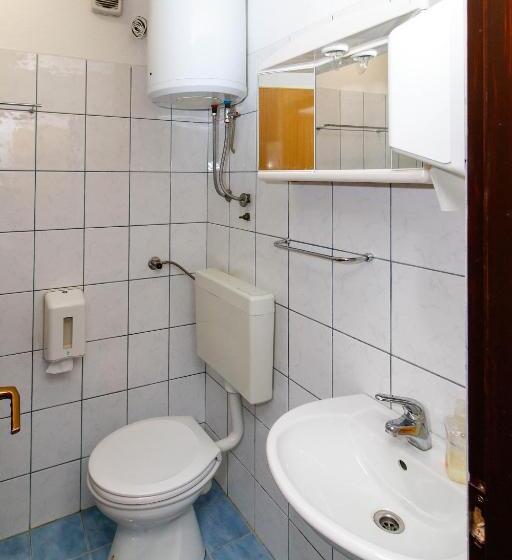 חדר קלאסי לשלושה, Motel Tri Lovca