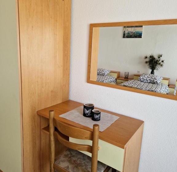 חדר קלאסי לשלושה, Motel Tri Lovca