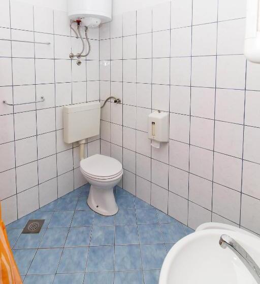 חדר משפחתי, Motel Tri Lovca