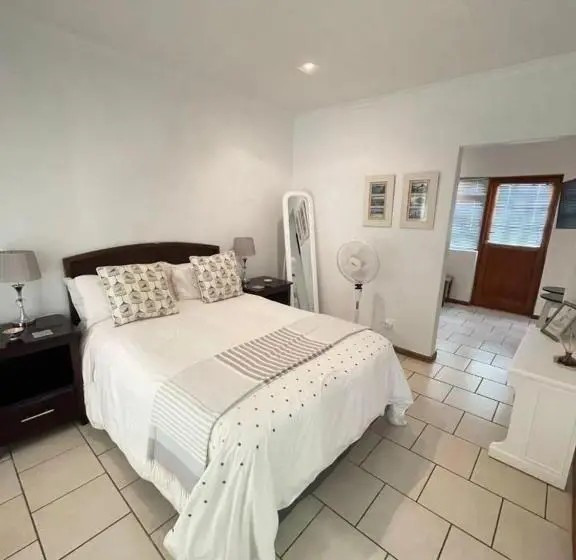 デラックスルーム, Mongoose Manor Bnb