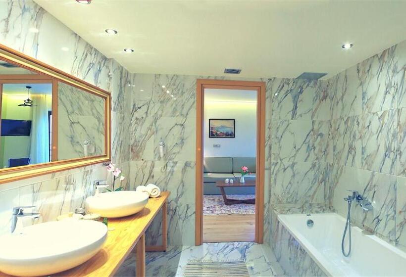 Suite with lake view, Arktos