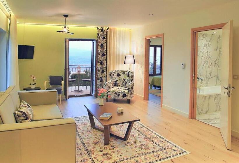 Suite with lake view, Arktos