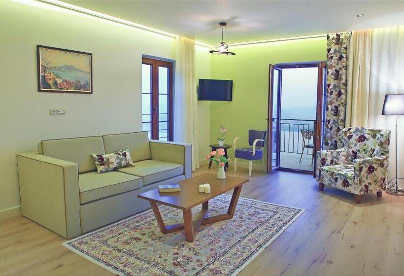 Suite with lake view, Arktos