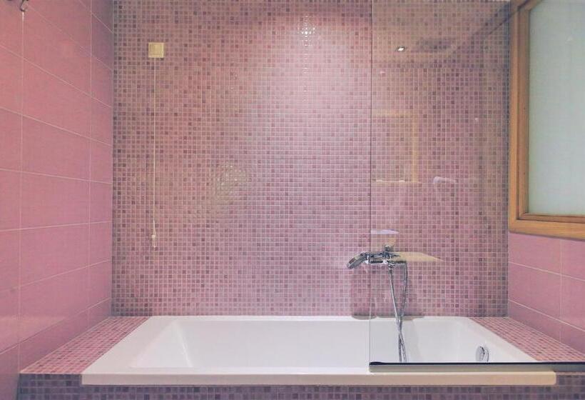 חדר משפחתי, Arktos