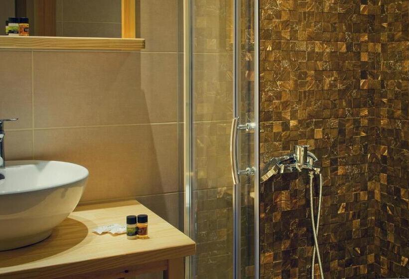 סוויטת ג'וניור נוף לאגם, Arktos