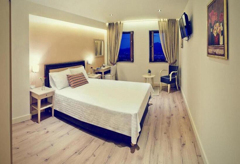 Superior room with lake view, Arktos