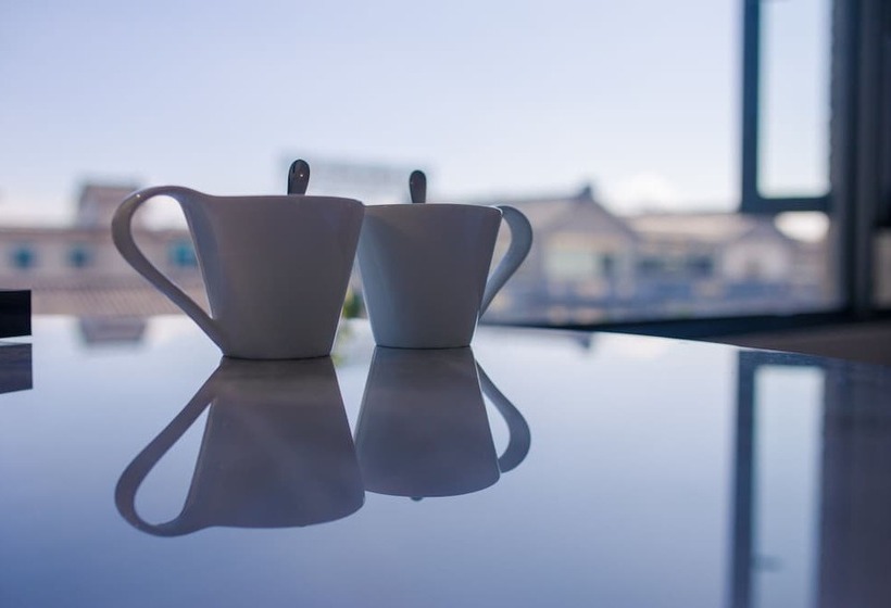 디럭스 룸, Dali Lridescent Clouds