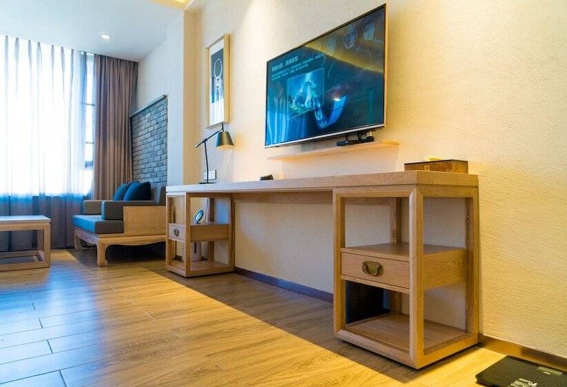 디럭스 룸, Dali Lridescent Clouds