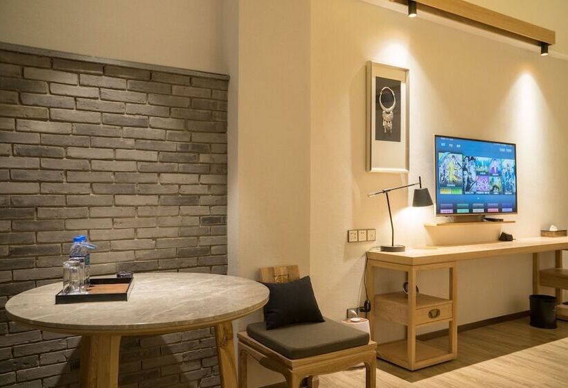 디럭스 룸, Dali Lridescent Clouds