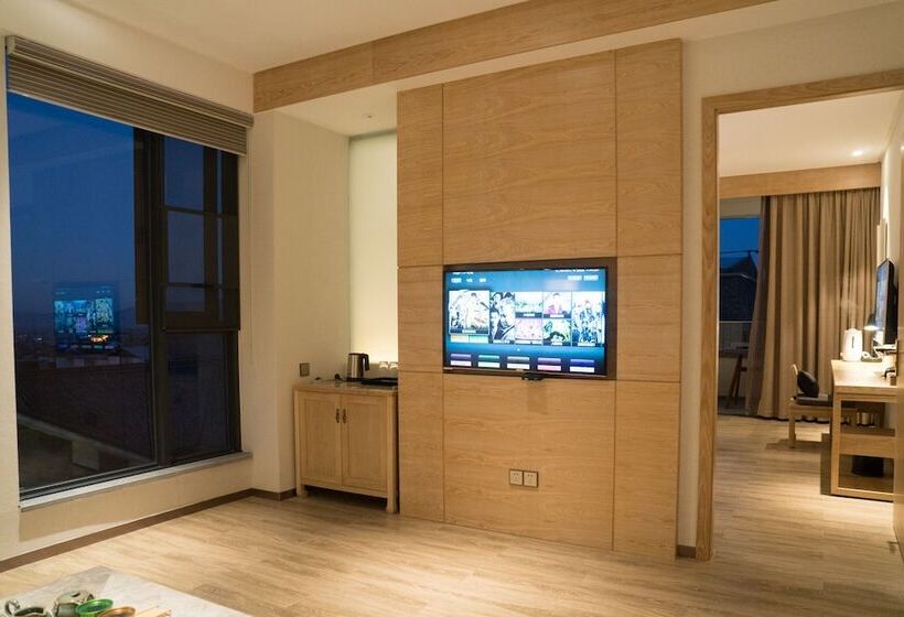 디럭스 스위트, Dali Lridescent Clouds