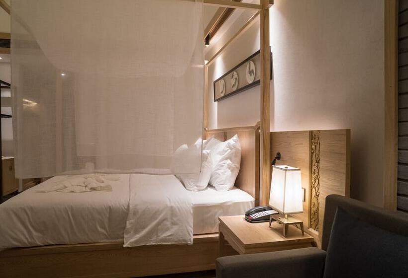 디럭스 스위트, Dali Lridescent Clouds