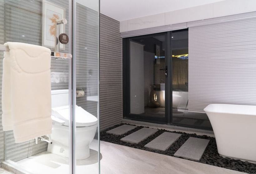 디럭스 룸, Dali Lridescent Clouds