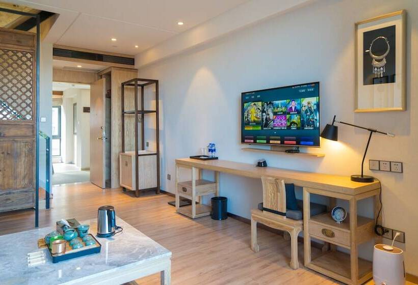 디럭스 룸, Dali Lridescent Clouds