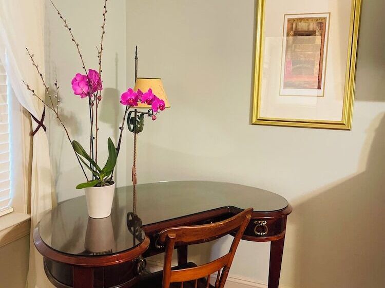 جناح, Hargrave House B & B