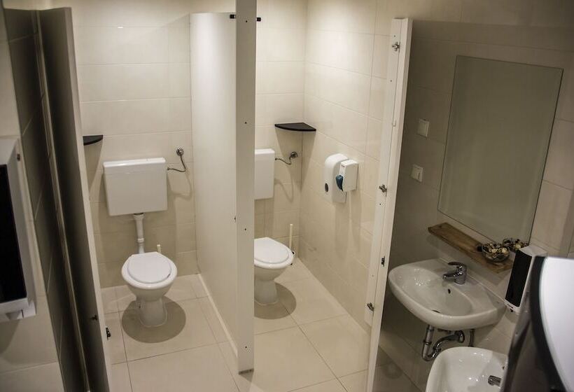 מיטה בחדר משותף, Hostel Poolside