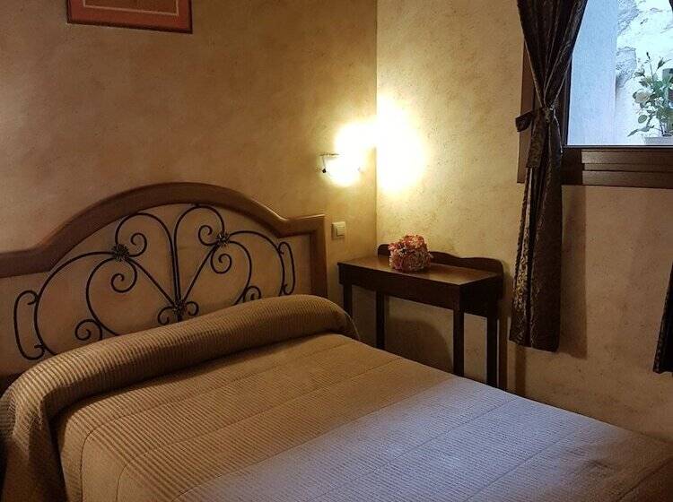 اتاق اکونومی, Hostal Segovia Adults Only