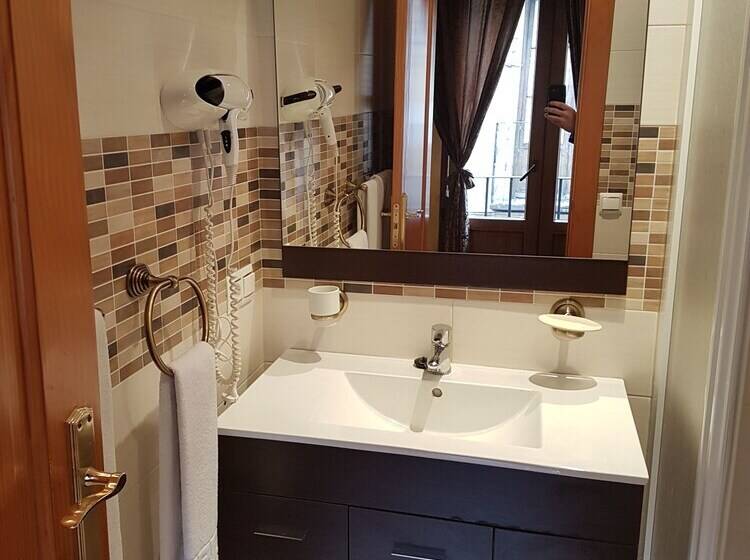 اتاق استاندارد با بالکن, Hostal Segovia Adults Only