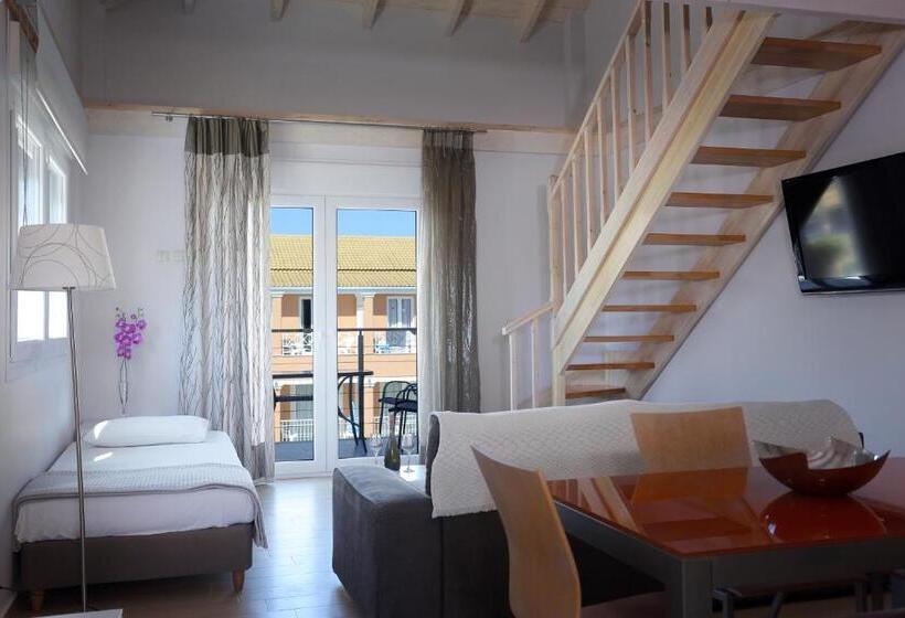 سوییت لوکس, Kavos Plaza