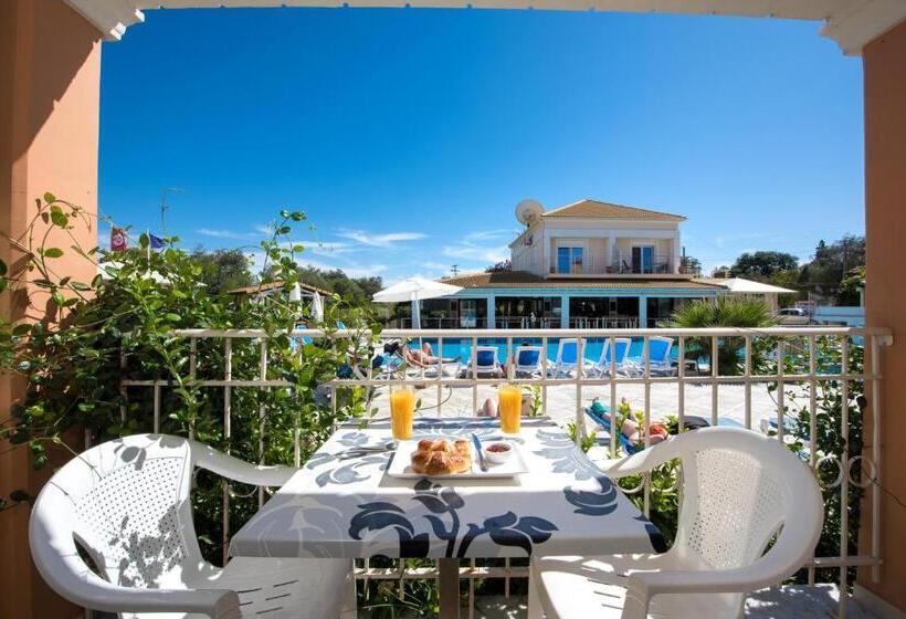 Трехместный Номер Стандарт Вид на Бассейн, Kavos Plaza