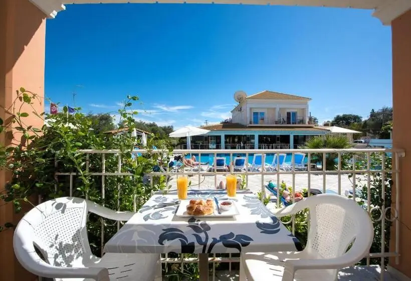 プールの見えるスタンダードトリプルルーム, Kavos Plaza