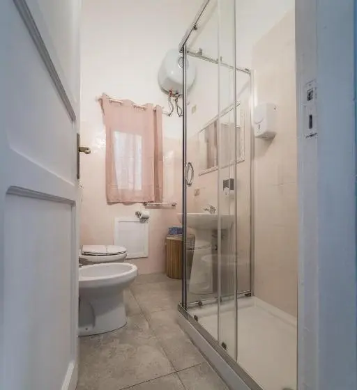 キングサイズベッドのスタンダードルーム, Voilà Rooms Guest House