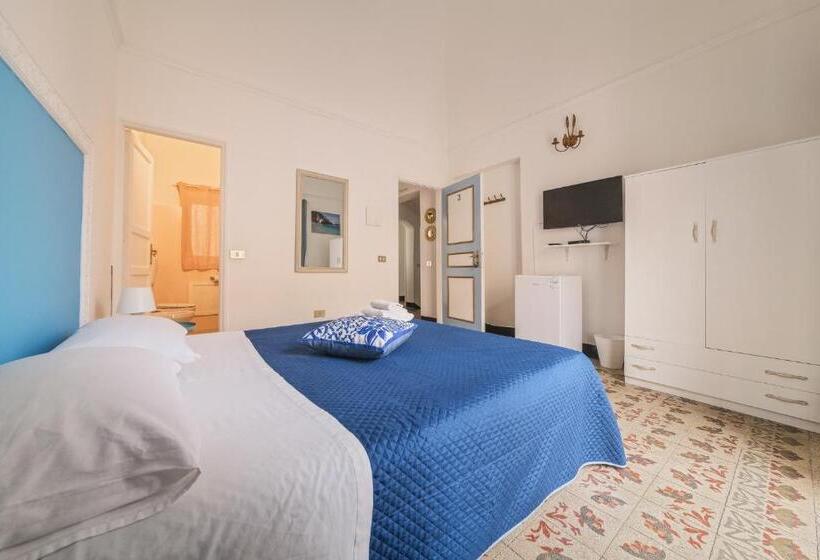 キングサイズベッドのスタンダードルーム, Voilà Rooms Guest House