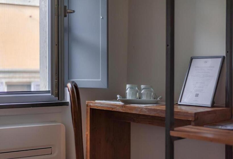 اتاق استاندارد, Tag Guest House