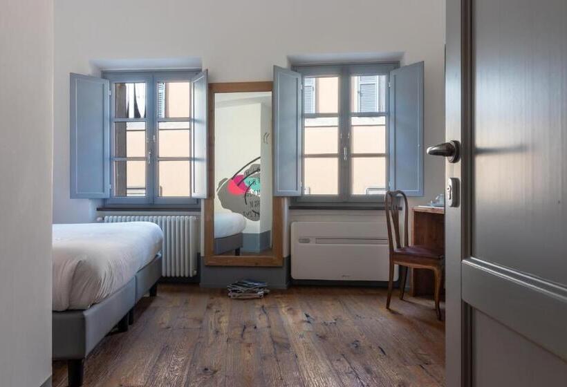 اتاق استاندارد, Tag Guest House