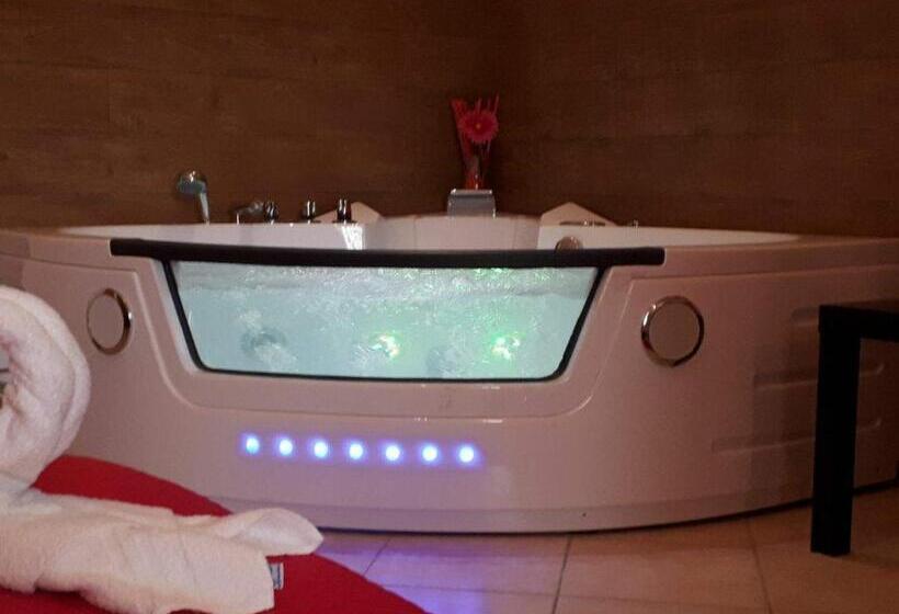 جناح مزود بجاكوزى, Thairè Resort