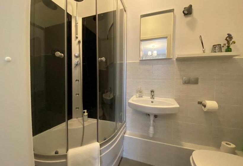 غرفة إقتصادية, Kolorowa Guest Rooms