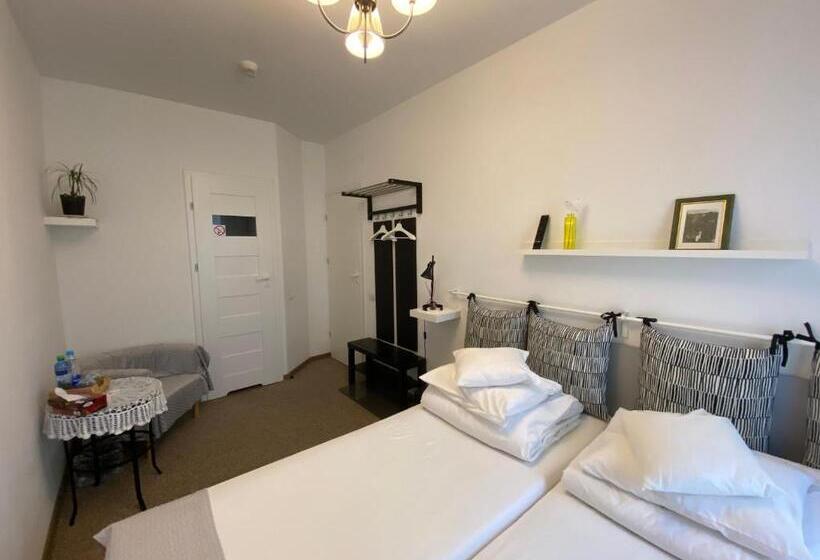 غرفة إقتصادية, Kolorowa Guest Rooms