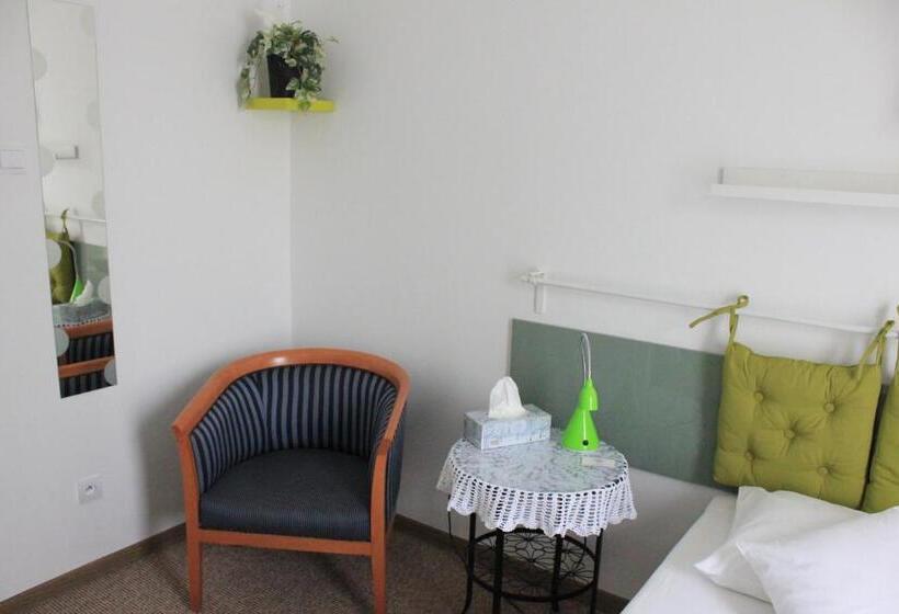 غرفة قياسية, Kolorowa Guest Rooms