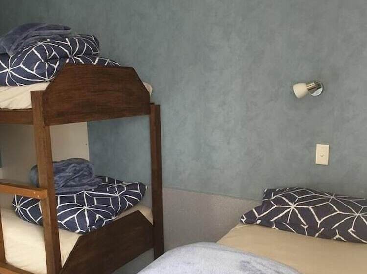 تختخواب در اتاق مشترک, Piwaka Lodge And Backpackers