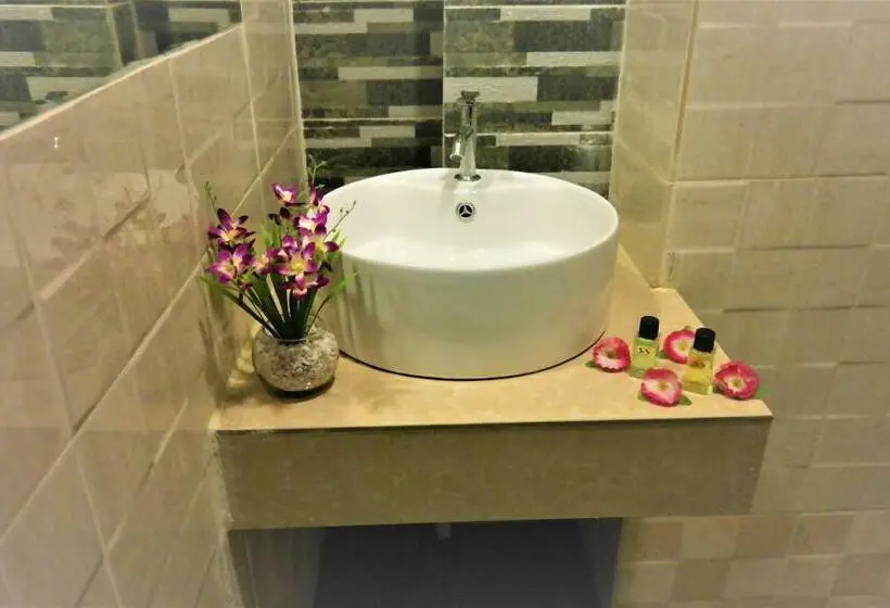 اتاق خانوادگی, S8 Boutique
