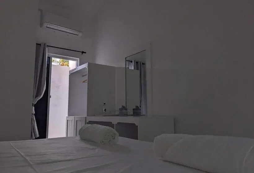 اتاق لوکس, Avi Guesthouse