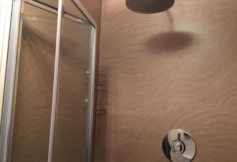 חדר משפחתי, Lakeview Guest House