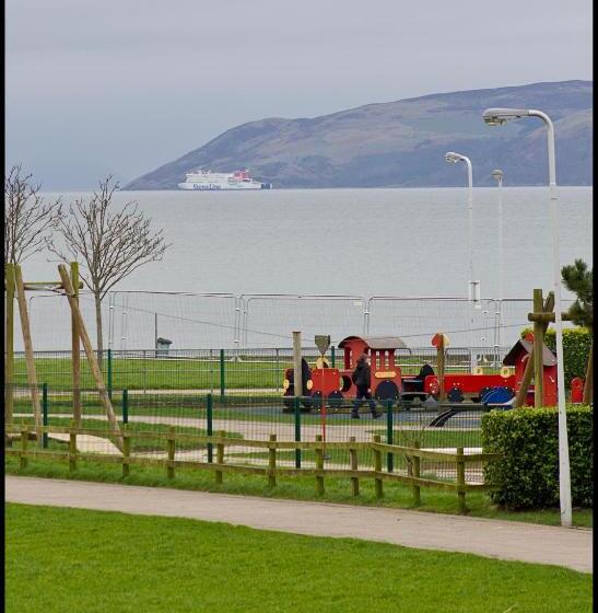 חדר משפחתי, Lakeview Guest House