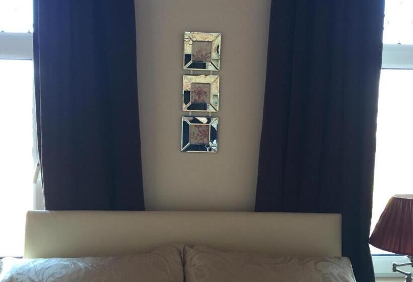 חדר משפחתי, Lakeview Guest House