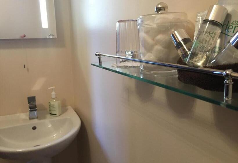 חדר משפחתי, Lakeview Guest House