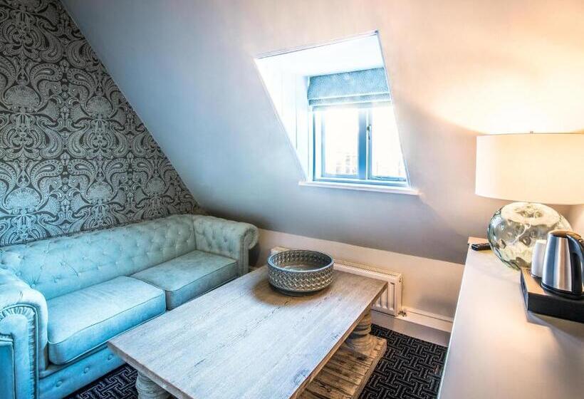 סוויטת סופריור, The Royal Standard