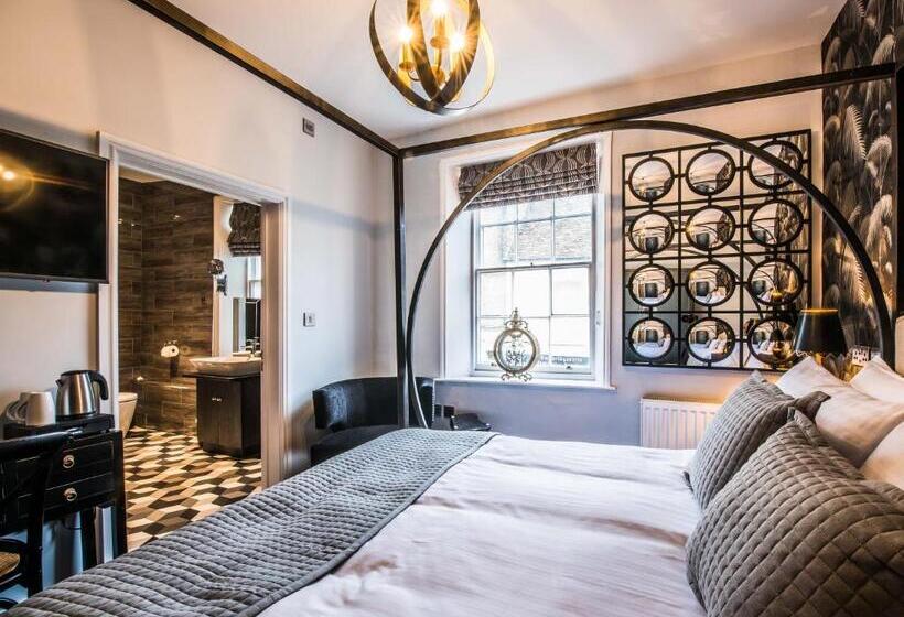 חדר סופריור, The Royal Standard